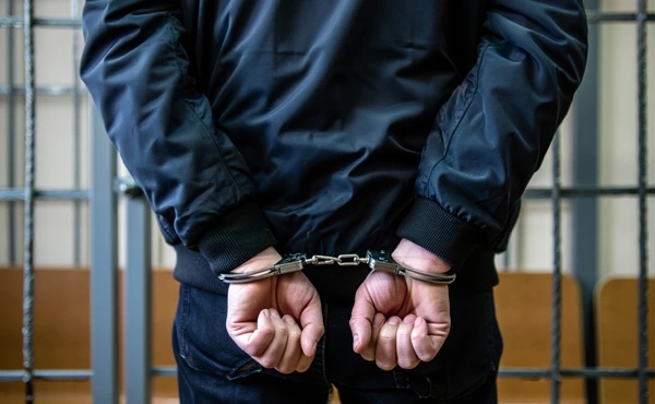 Последствия работы закладчиком Мужчина в наручниках